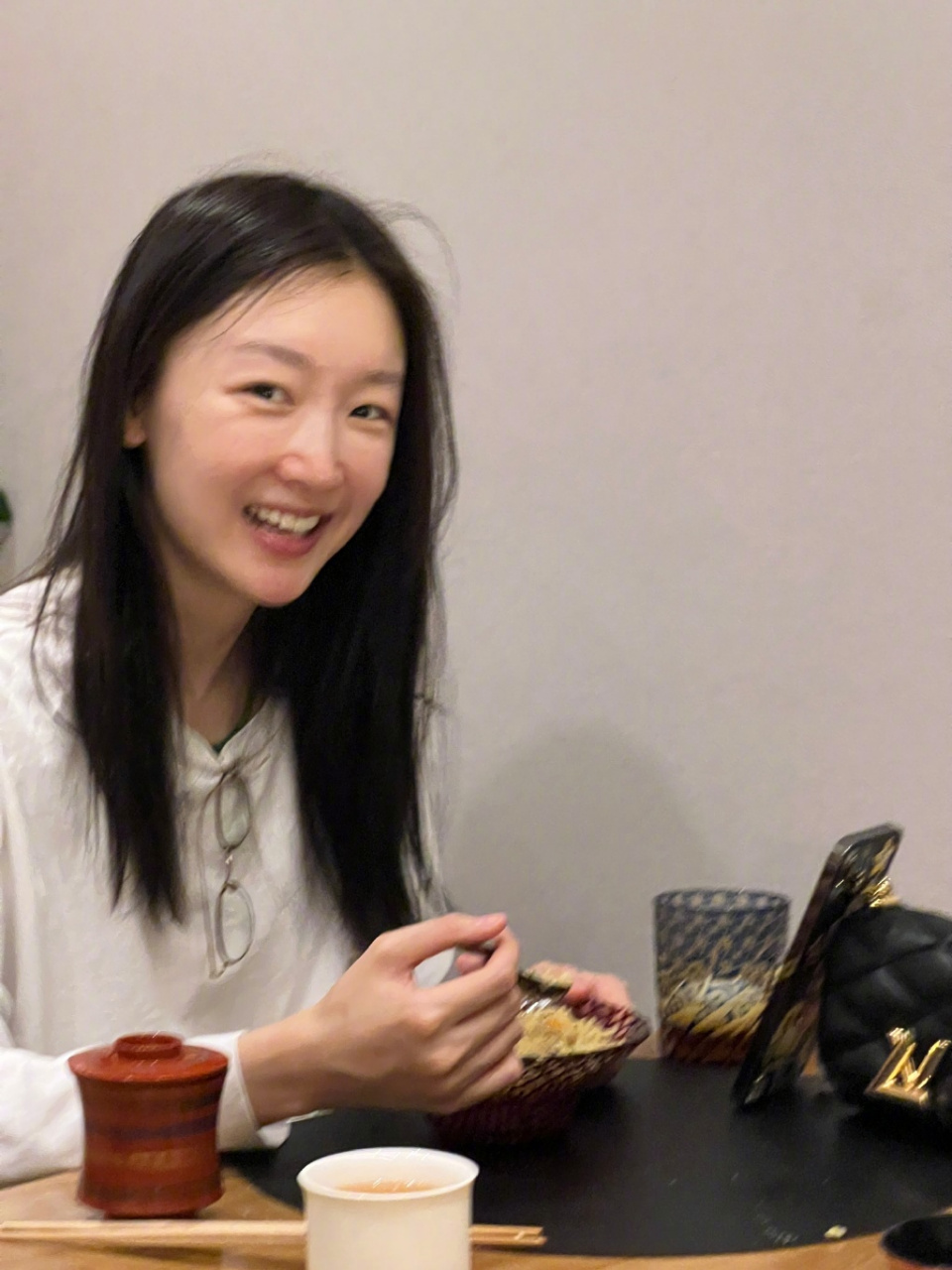 周冬雨素颜生活照#  呜呜 是我很喜欢的长相类型,好多人说不好看,可