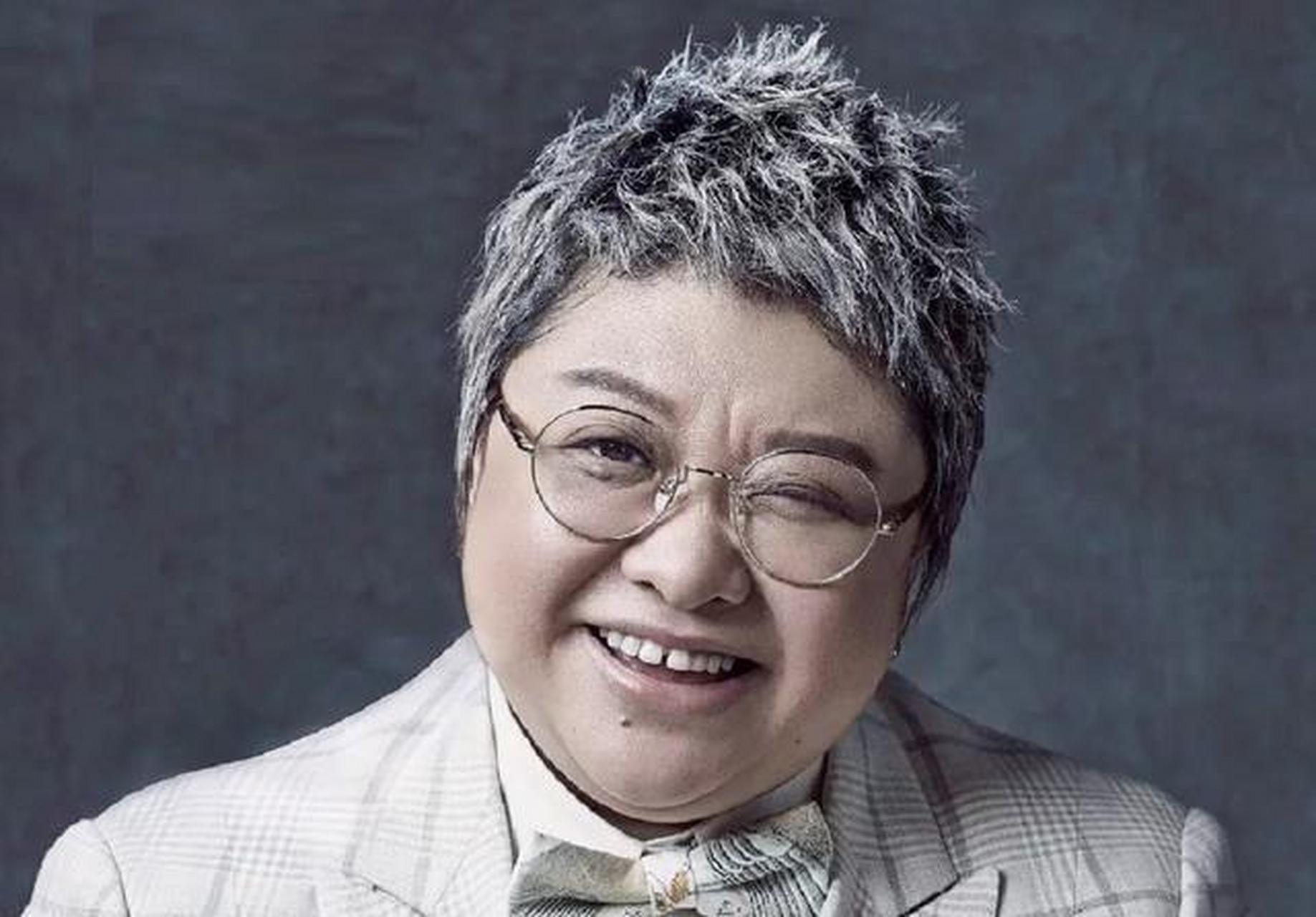 52岁韩红与50岁前男友再次同框,坐在一起开怀大笑,相处模式很甜