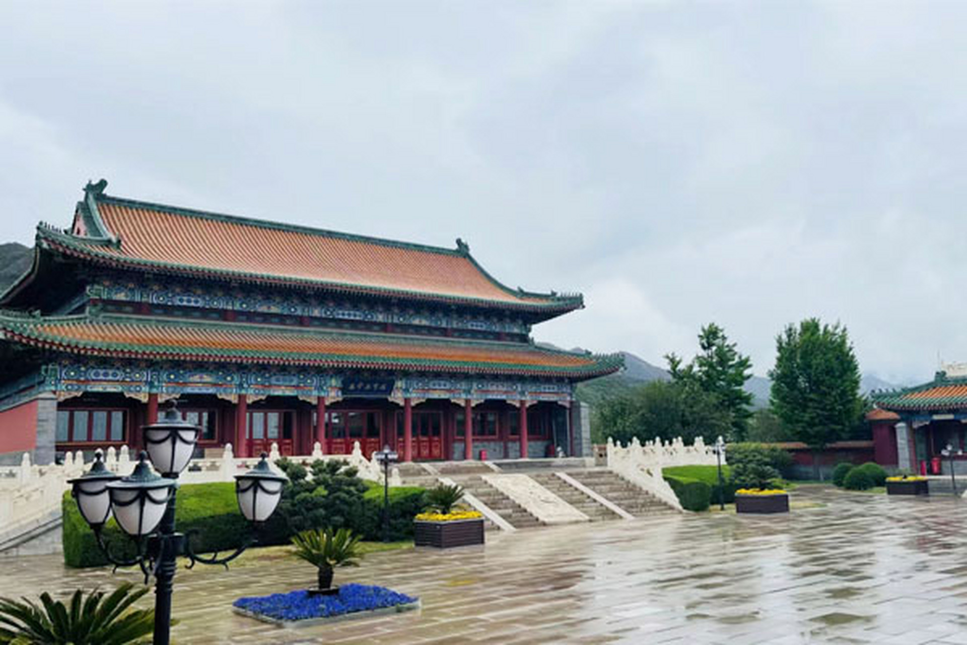 天寿陵园坐落于北京市昌平区南口镇,占地面积600亩.