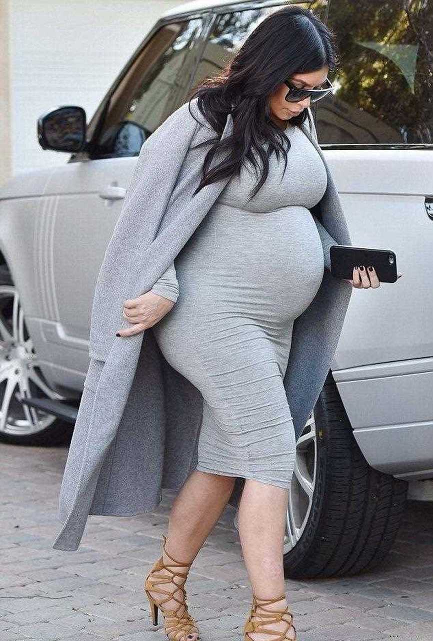 在孕期挺着大肚子的金卡戴珊,肚子是真的大,看她穿衣都是紧身款,走起