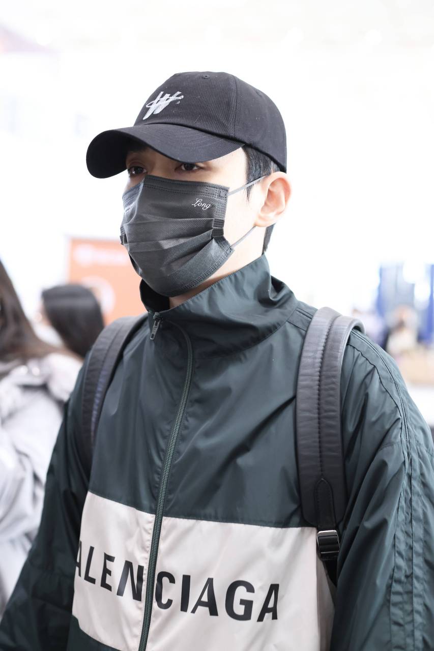 戴定制名字的口罩气质优雅,3月22日下午,朱一龙机场出发,身穿防风夹克