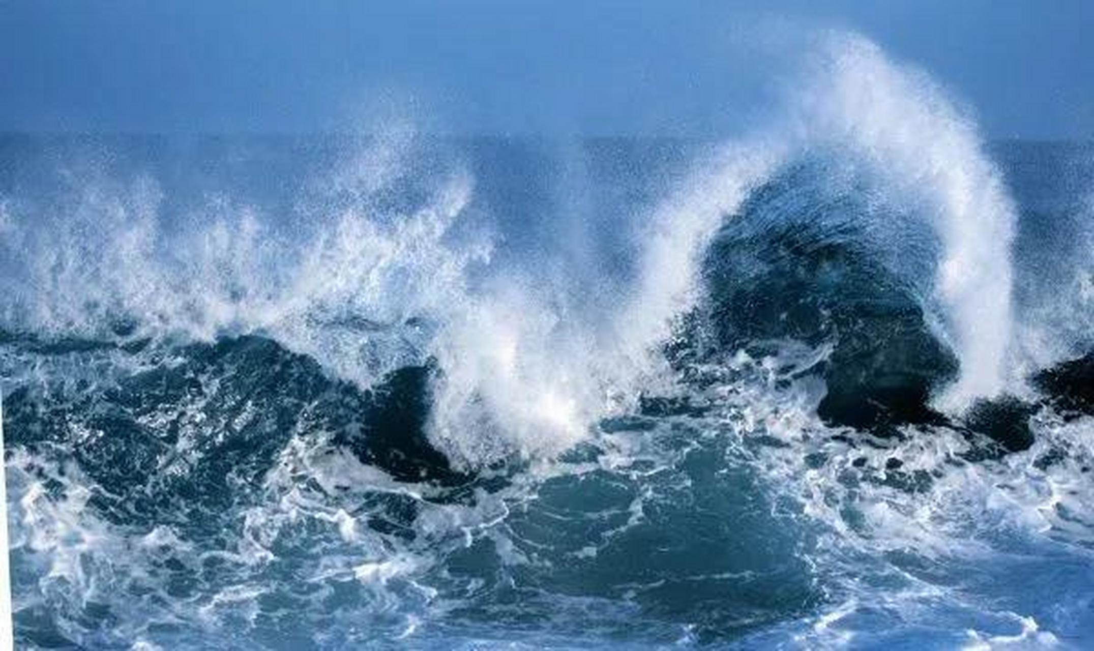 上联:风吹海上千重浪 下联:?