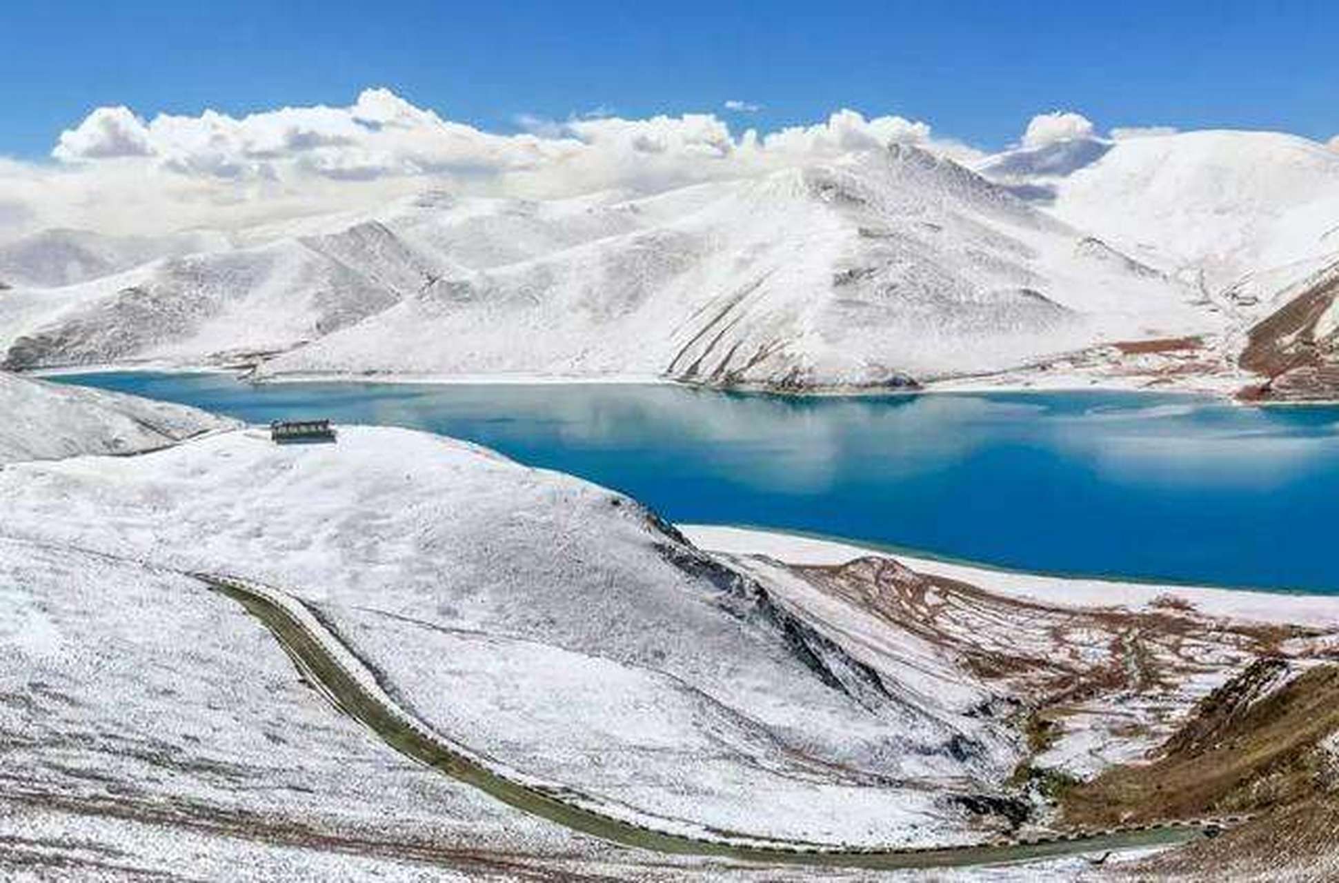 冬季最美的羊卓雍措位于西藏山南市浪卡子县,是西藏三