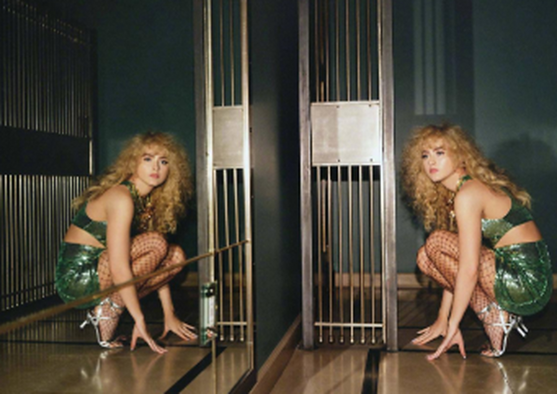 凯瑟琳·纽顿穿渔网袜长腿吸睛,秀香肩美背,眼神勾魂,妩媚,性感诱人