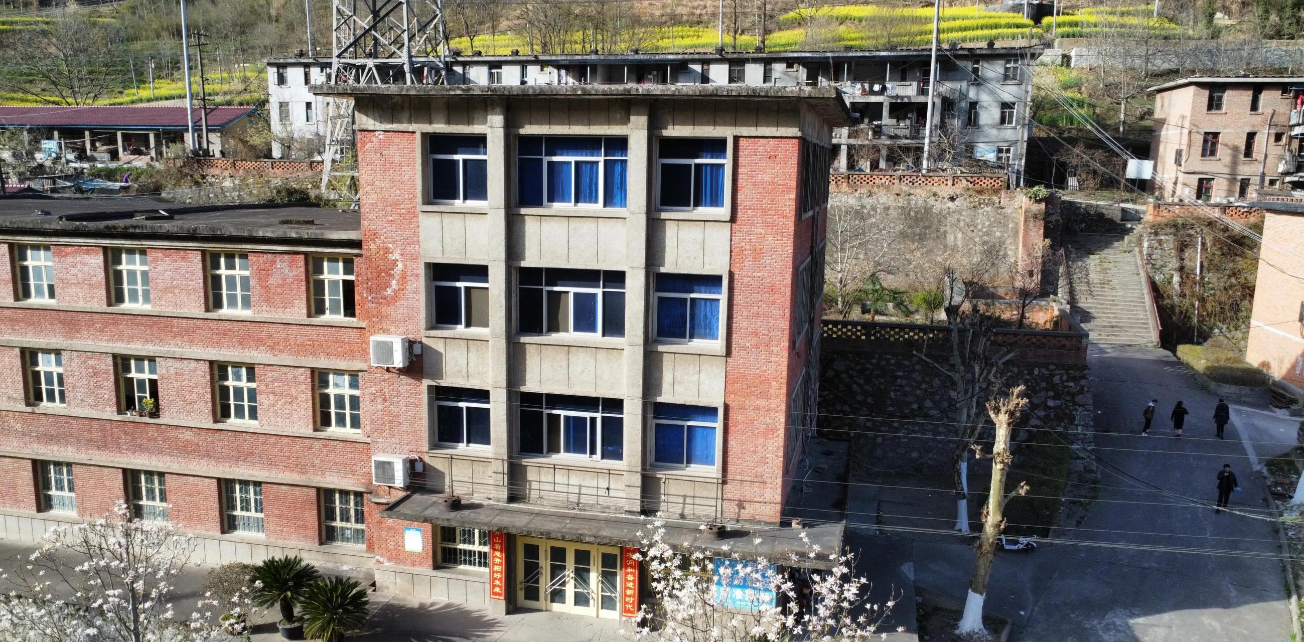 在陕西略阳县横现河镇以西的金家河,有一处至今保存非常完好的三线