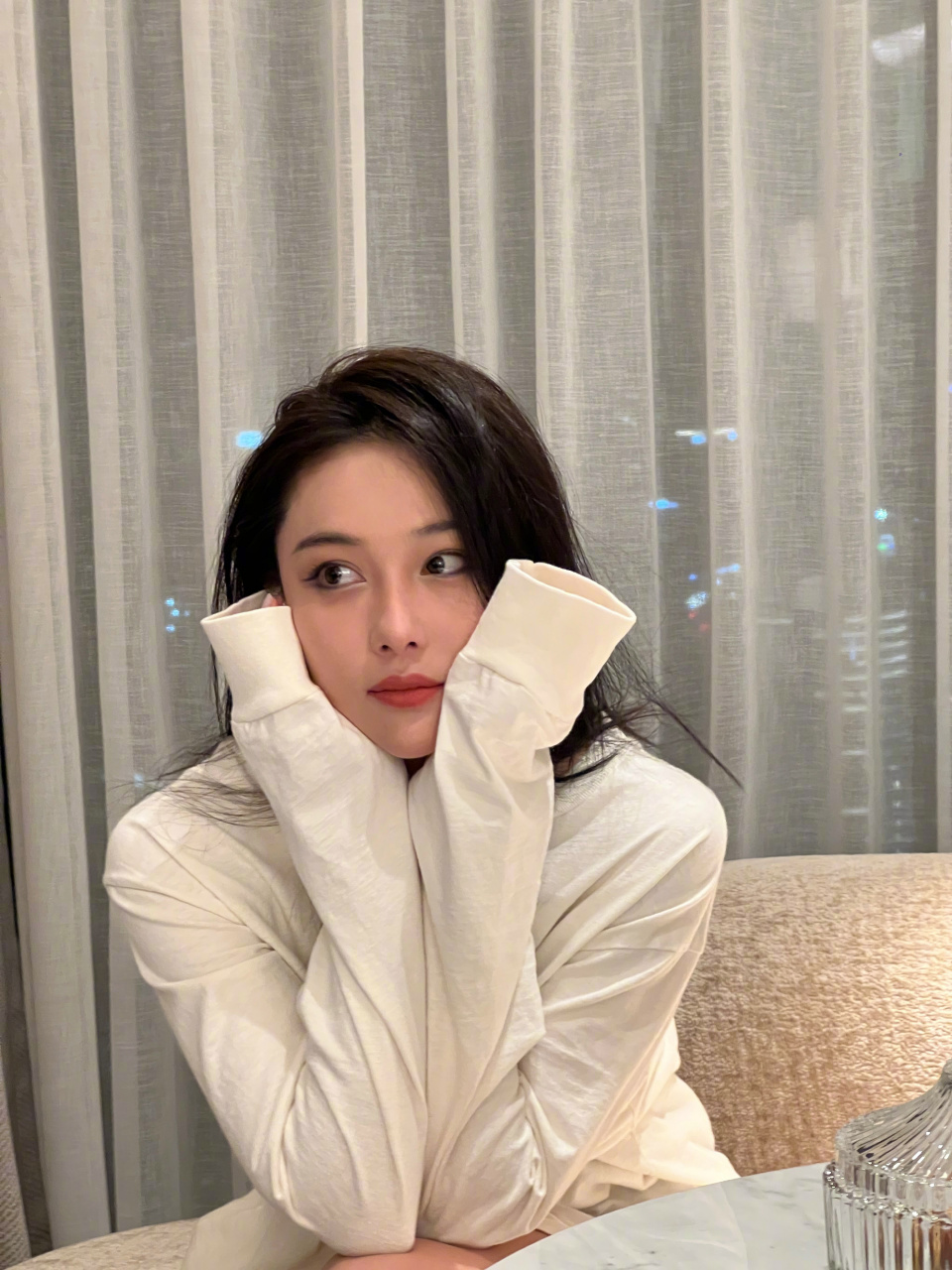 张馨予长发美腿微红唇,娴静笑容迷人至极#张馨予# #张馨予图集