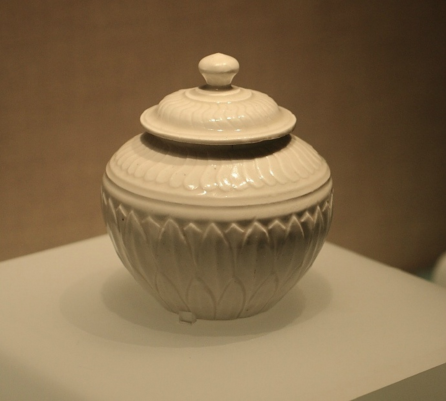 图一:北宋 定窑白瓷刻莲瓣纹官字款盖罐 图二:辽代 白釉鸡冠壶 妄三