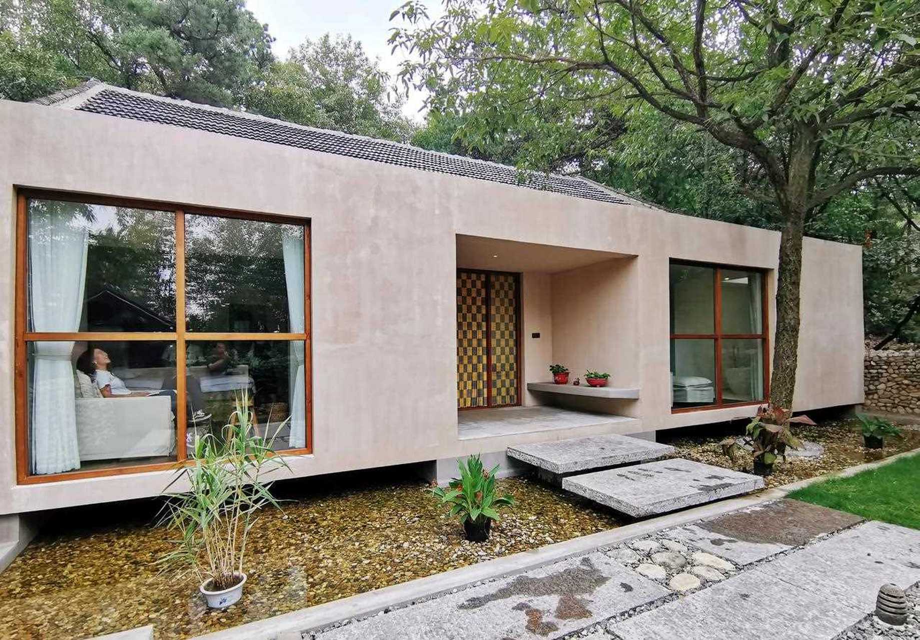 这是山东沂蒙人家酒店,坐落山峰,风格清新大气,与大自然融为一体,住