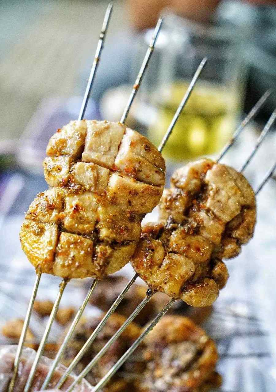 来"串都"济南必须吃顿烧烤,烤羊腰,羊肉串,羊蝎子,羊棒骨[爱慕]