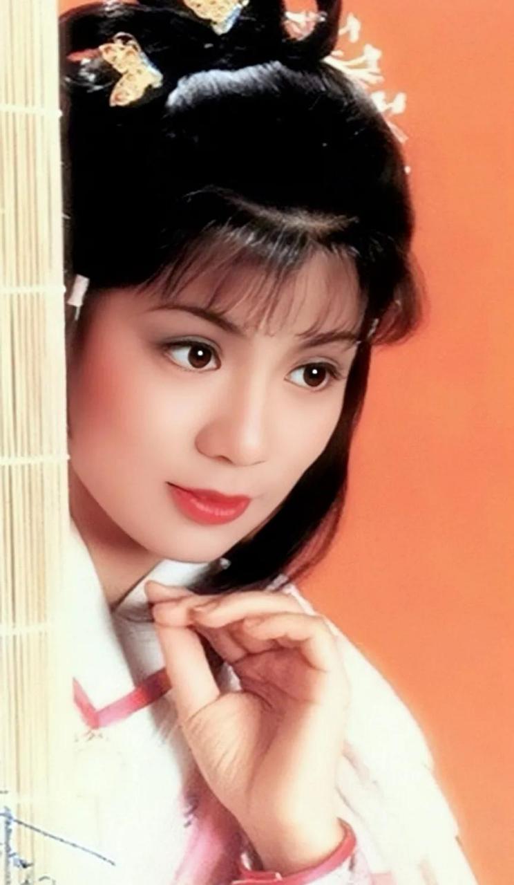 领动计划# 再来一组翁美玲的古装靓照,大眼睛双眼皮真漂亮,感觉她的