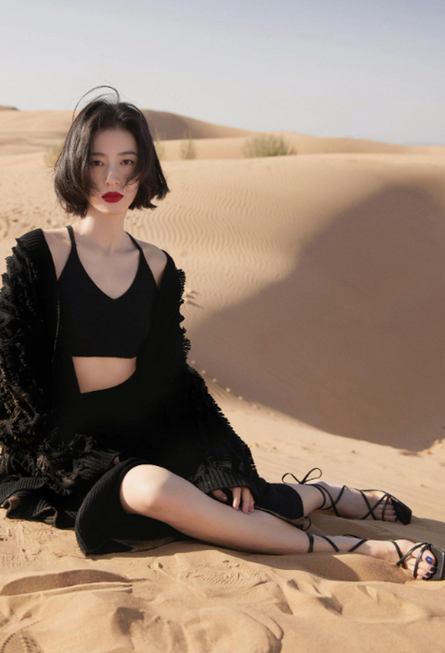 美丽大方的周雨彤,黑色吊带裙尽显好身材 #周雨彤