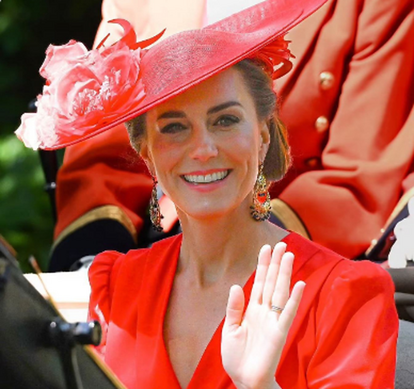 凯特王妃身穿一身红裙,搭配红色礼帽和高跟鞋,在阳光下散发出迷人的