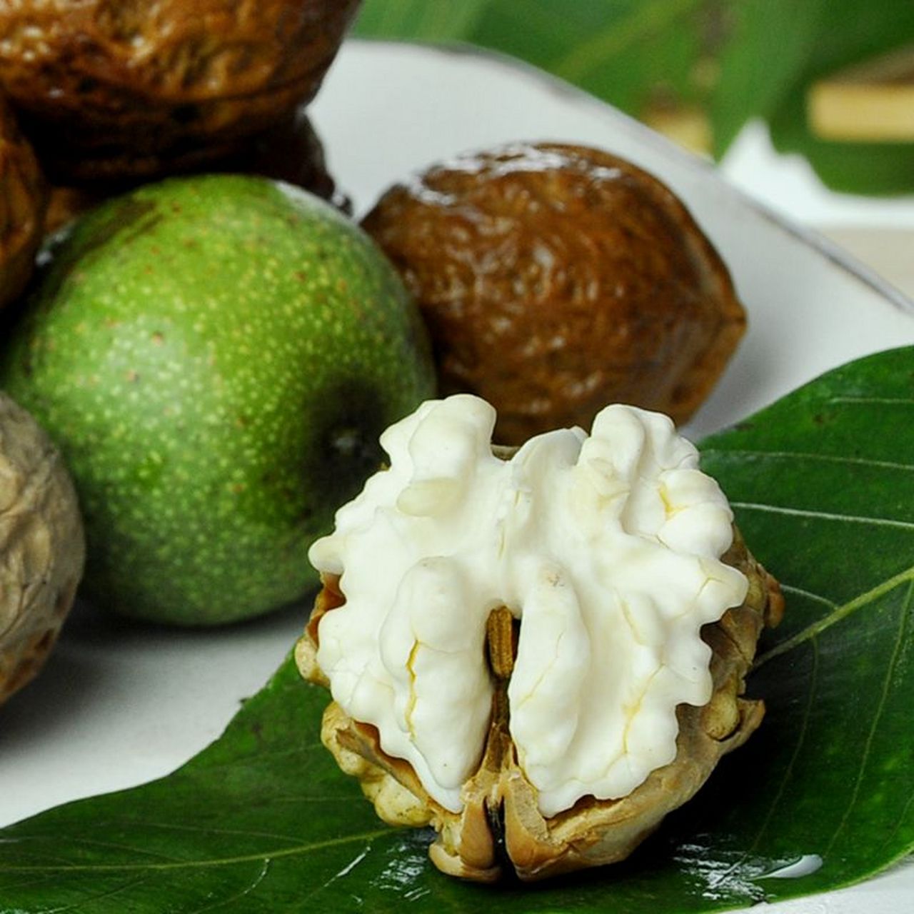 万物皆有时,现在正是新鲜的云南漾濞青皮核桃上市时.