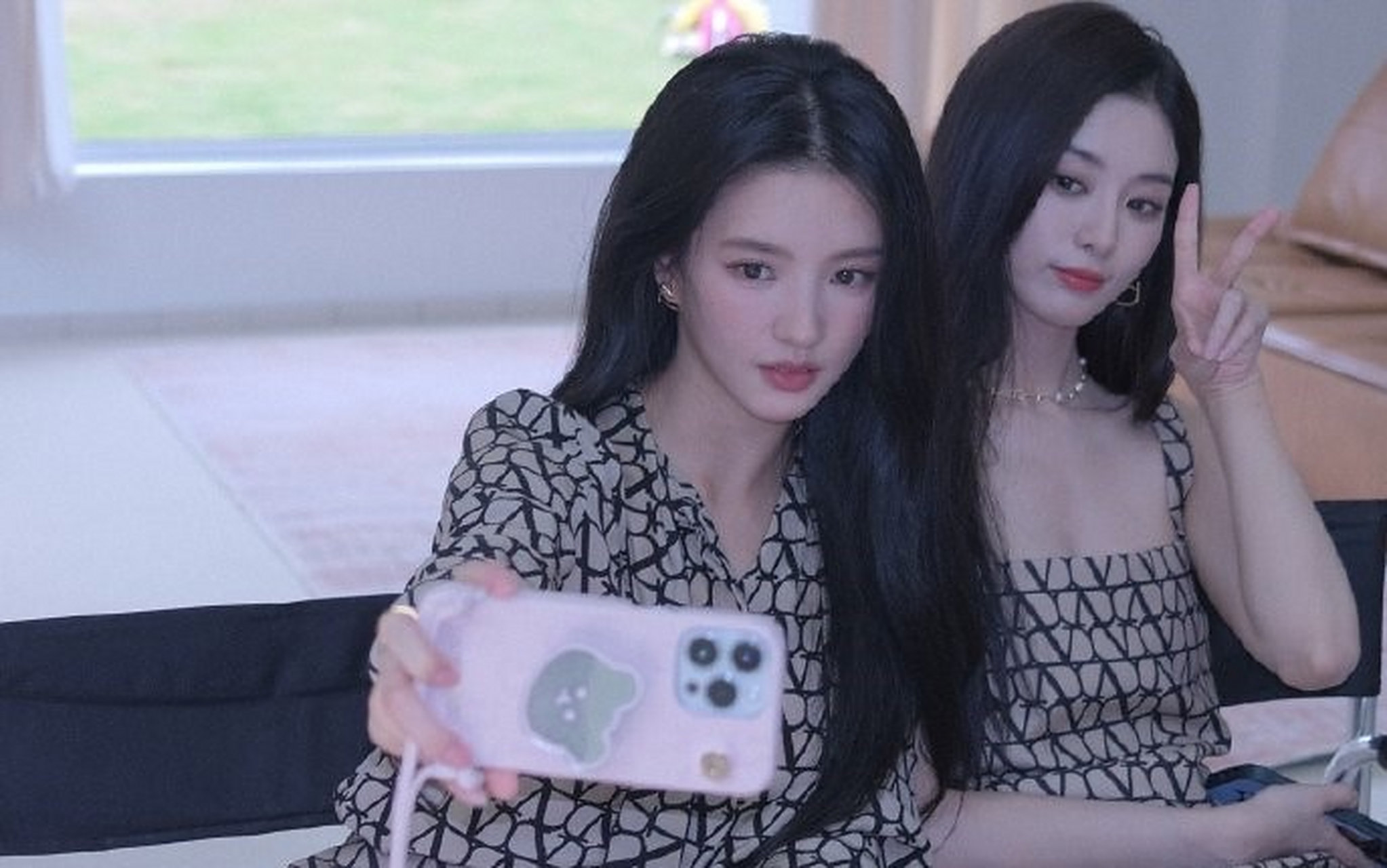 星闻#  刘些宁与徐艺洋~ 一起笑,一起闹,一起拍个美美的照! #刘些宁