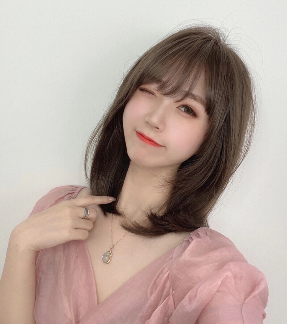 中长初恋发型 气垫烫女中长发, 中发也可以微微烫卷,烫个内扣修饰脸型