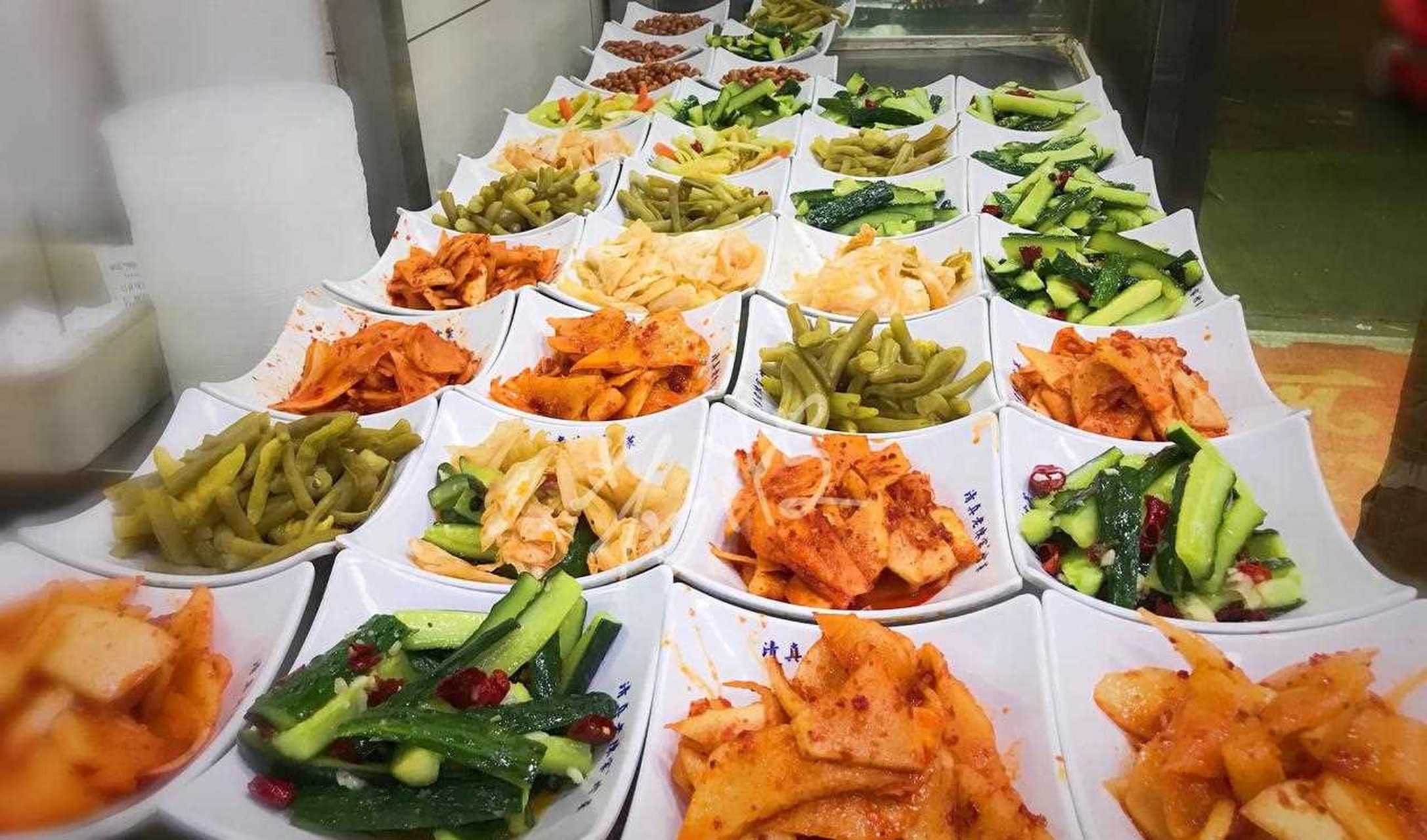 西安东新街有"三绝",如同冰峰汽水一样,郑家包子,桶子鸡,牛肉丸子烩菜