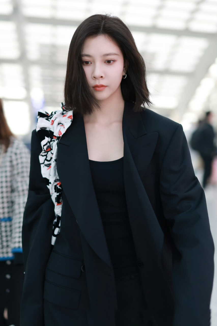 宋妍霏机场穿搭,短发的cc太美了!