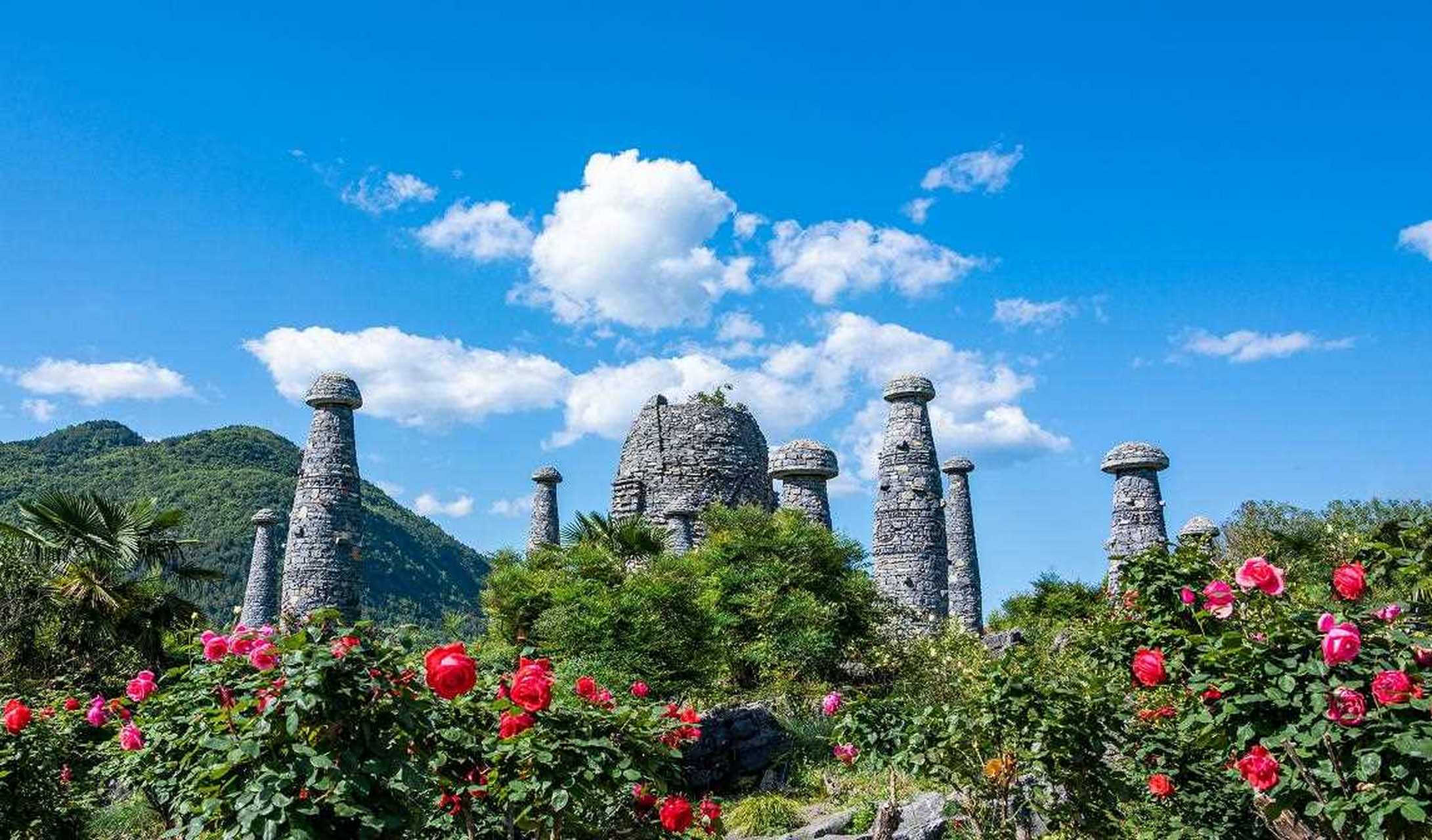 重庆酉阳叠石花谷景区是全球唯一的巫傩文化展示园区和乡村艺术主题