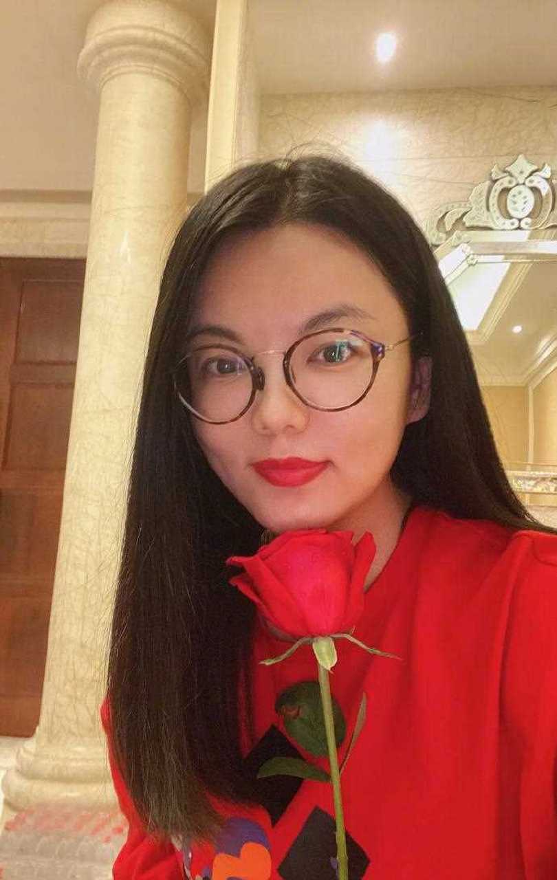 王岳伦夫妇庆祝结婚纪念日,妻子李湘穿红裙手拿红色玫瑰花,人与花儿一