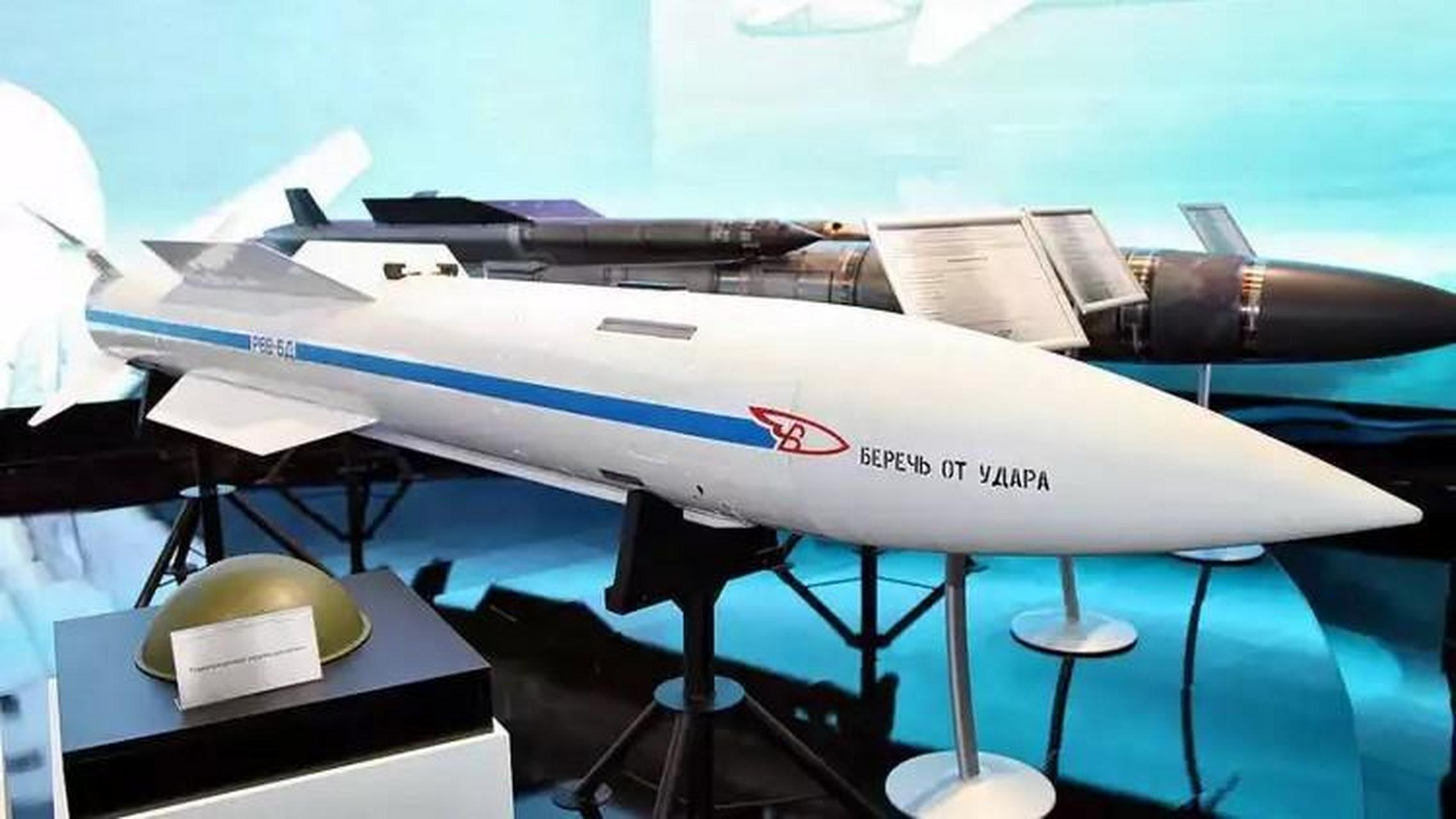 今年投产,美军新一代aim-260空空导弹,将全面超越中国pl-15?