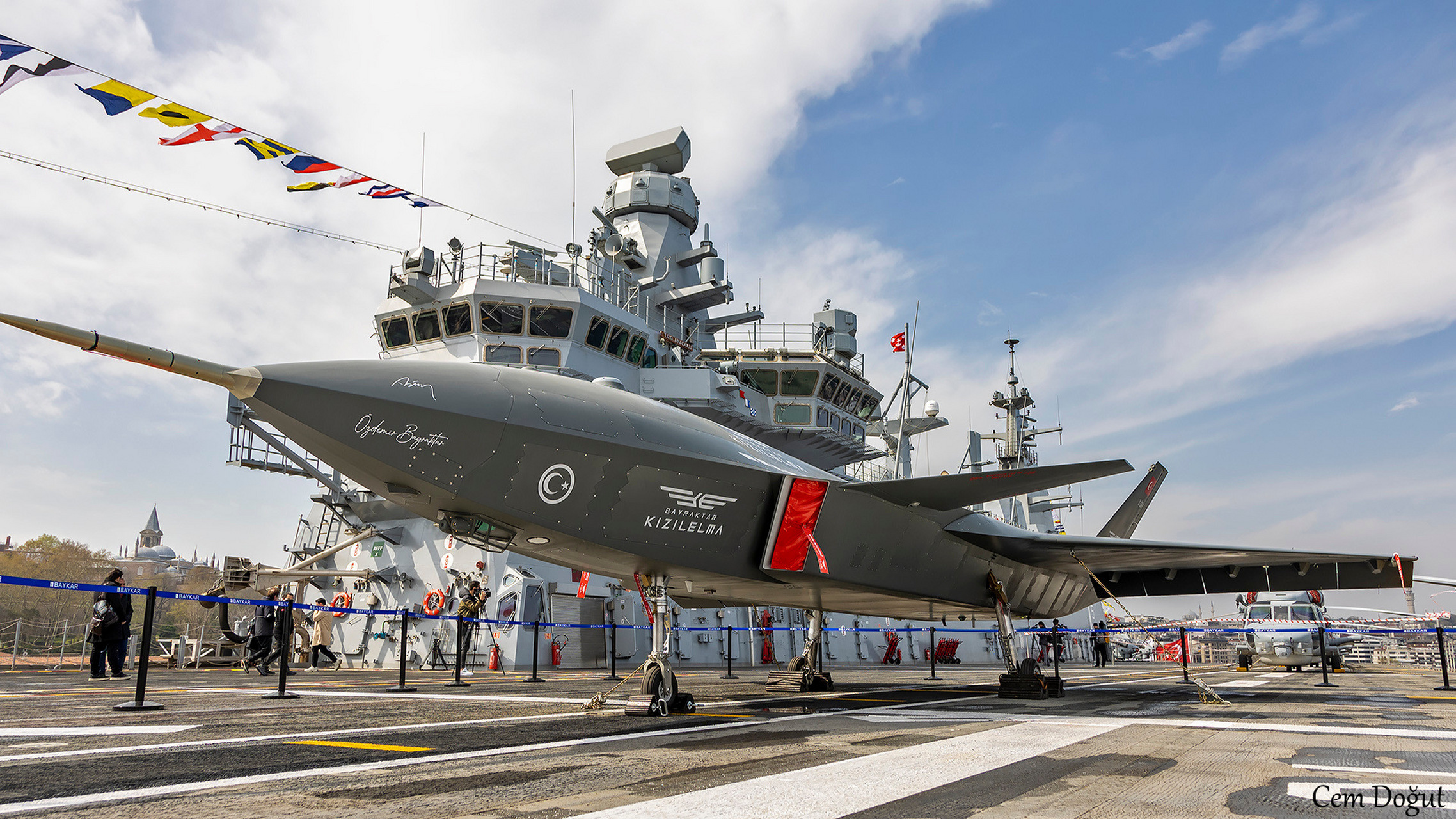 土耳其军工研制生产的红苹果无人机,这无人机的外形跟我国空军的歼-20