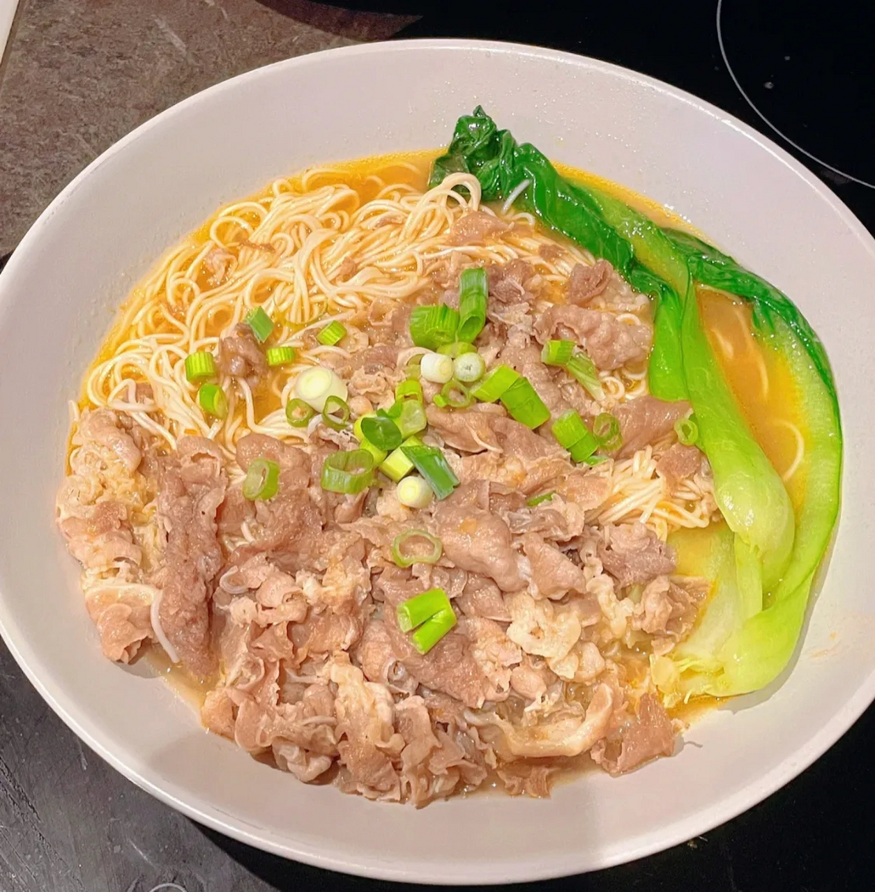 酸汤肥牛面做法简单,味道很顶  先做点准备工作:洗一些自己喜欢的蔬菜