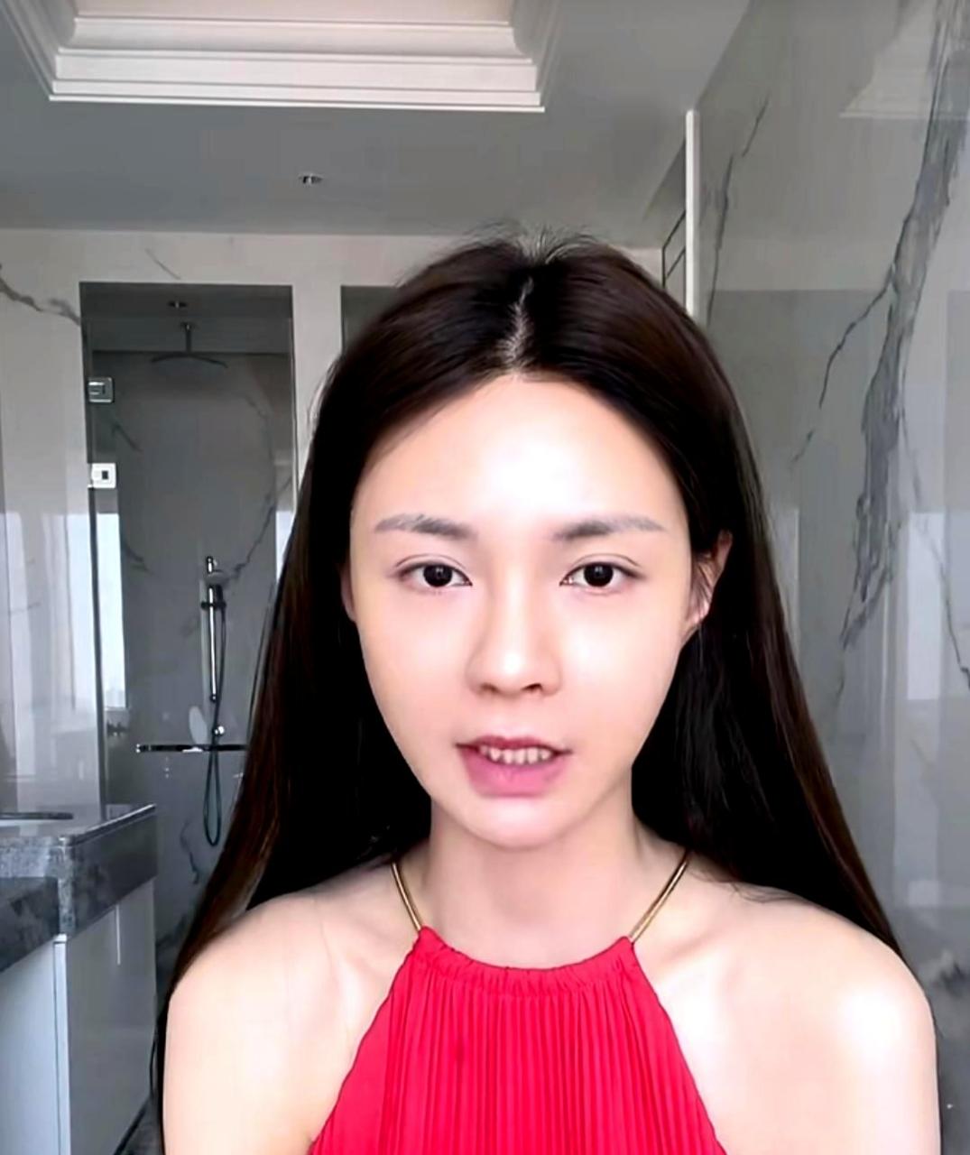 沈梦辰卸妆后,双眼皮更加明显,肤色比原来更白皙,说明她平时非常注重