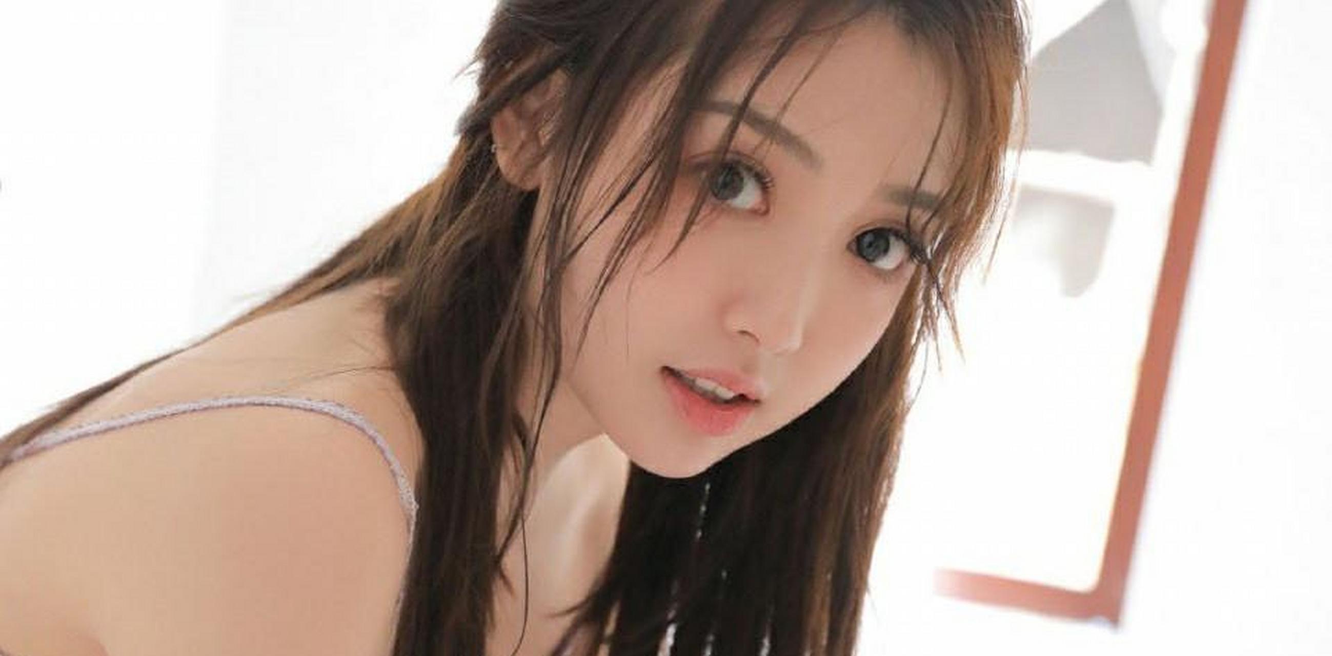 高颜值美女,不仅时尚优雅,还有着俏皮感