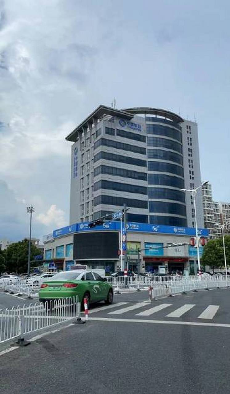 盐城爆料# 网友爆料:盐城移动大庆路营业厅,这么大个公司连空调睹没