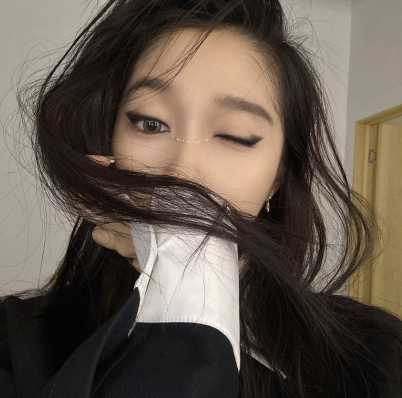 关晓彤美甲很亮眼呐 #关晓彤美甲