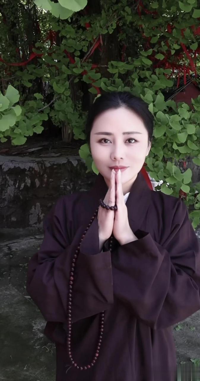 这位漂亮的出家人叫静善师妹,按照她的介绍,自己是1