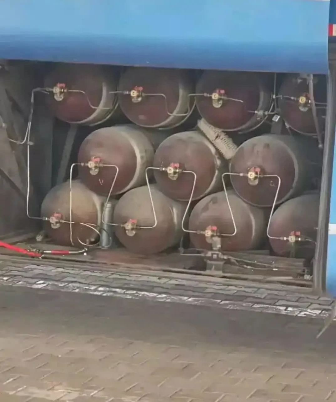 作为一辆公交车的动力源,安装了11个大型储气罐.