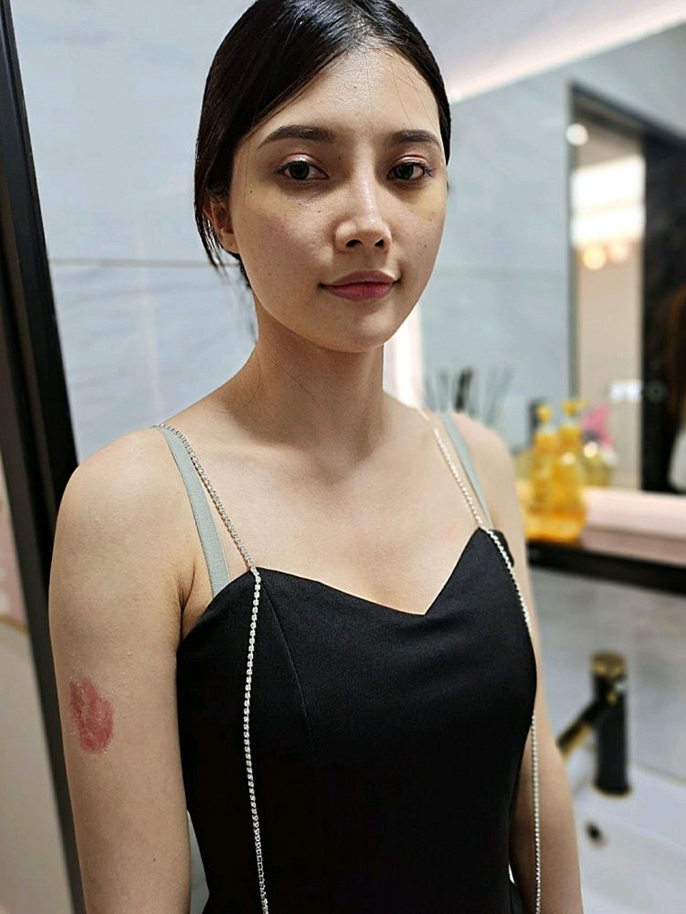 整容鼻子有多种鼻型,以下是其中一些常见的类型:  1.