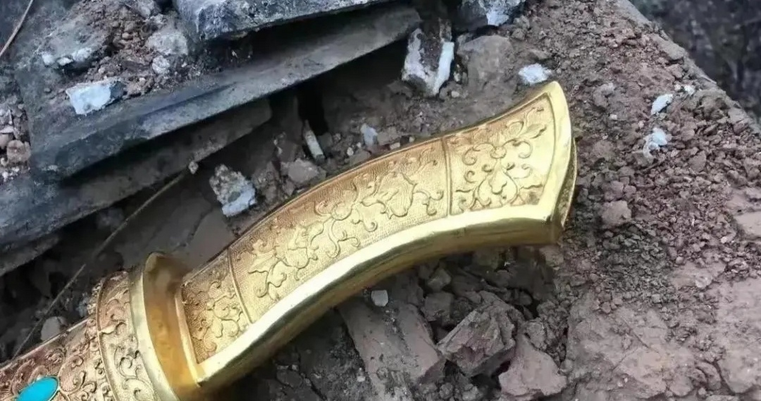 拆老房子的时候发现的,这是金刀驸马郭靖的刀吗?[大哈]