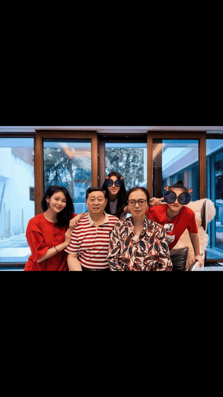 gif创作人# 于明加的全家福!