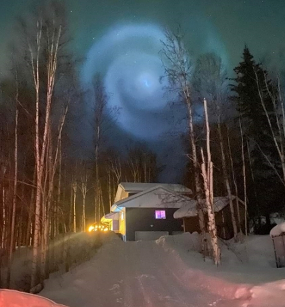 诡异螺旋光现身阿拉斯加,5分钟内升空,马斯克的火箭脱不开关系!