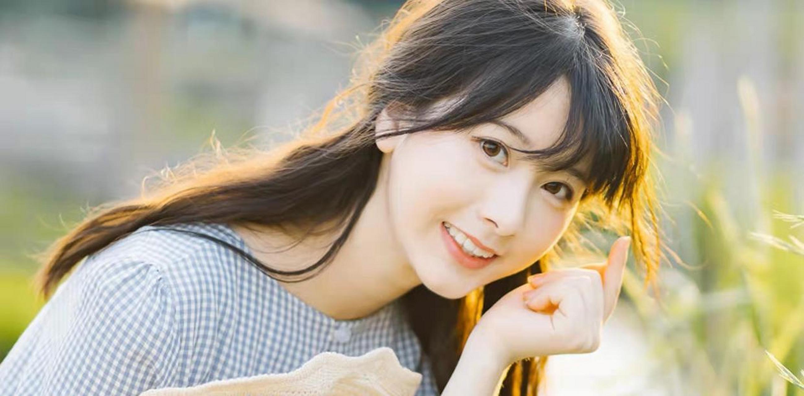 单纯的女孩有的文静舒雅,有的性格开朗,说话直接,但却会赢得男人的