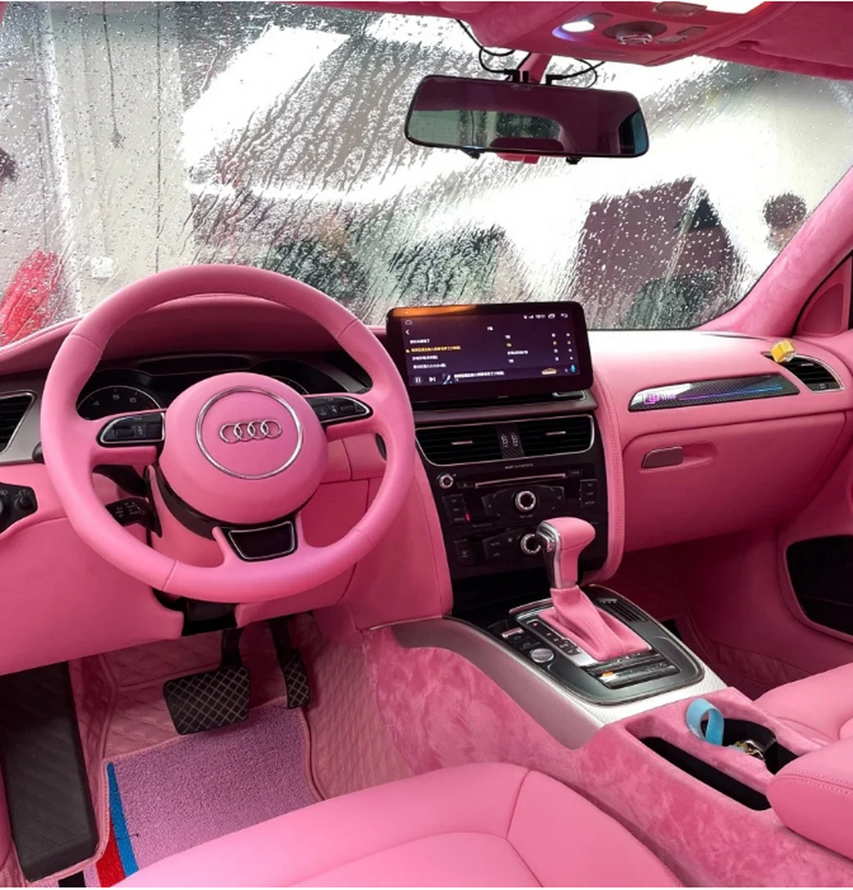 这个小姐姐的奥迪a4l内饰改装成粉色真是太惊艳了!