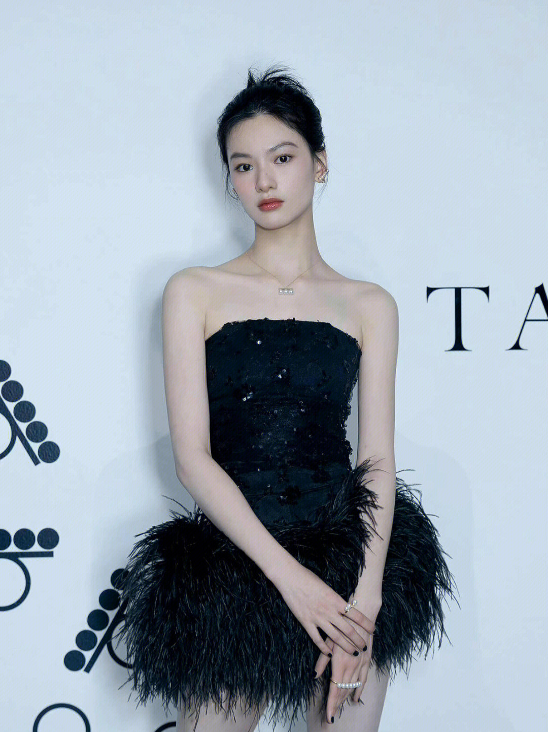 邱天气质太高级,黑色抹胸礼服性感精致,成熟霸气