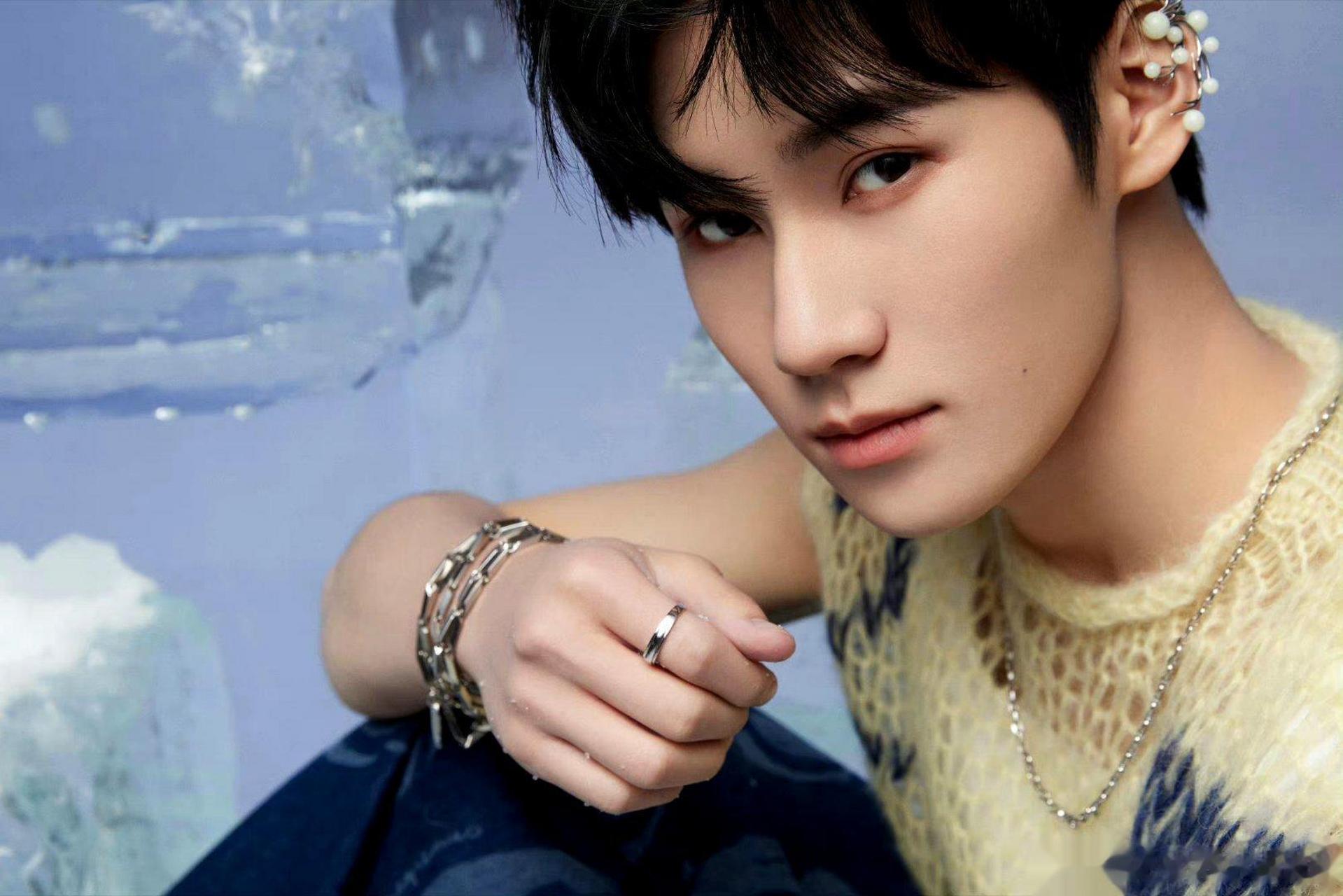 张真源最新写真大片,这造型怎么样?