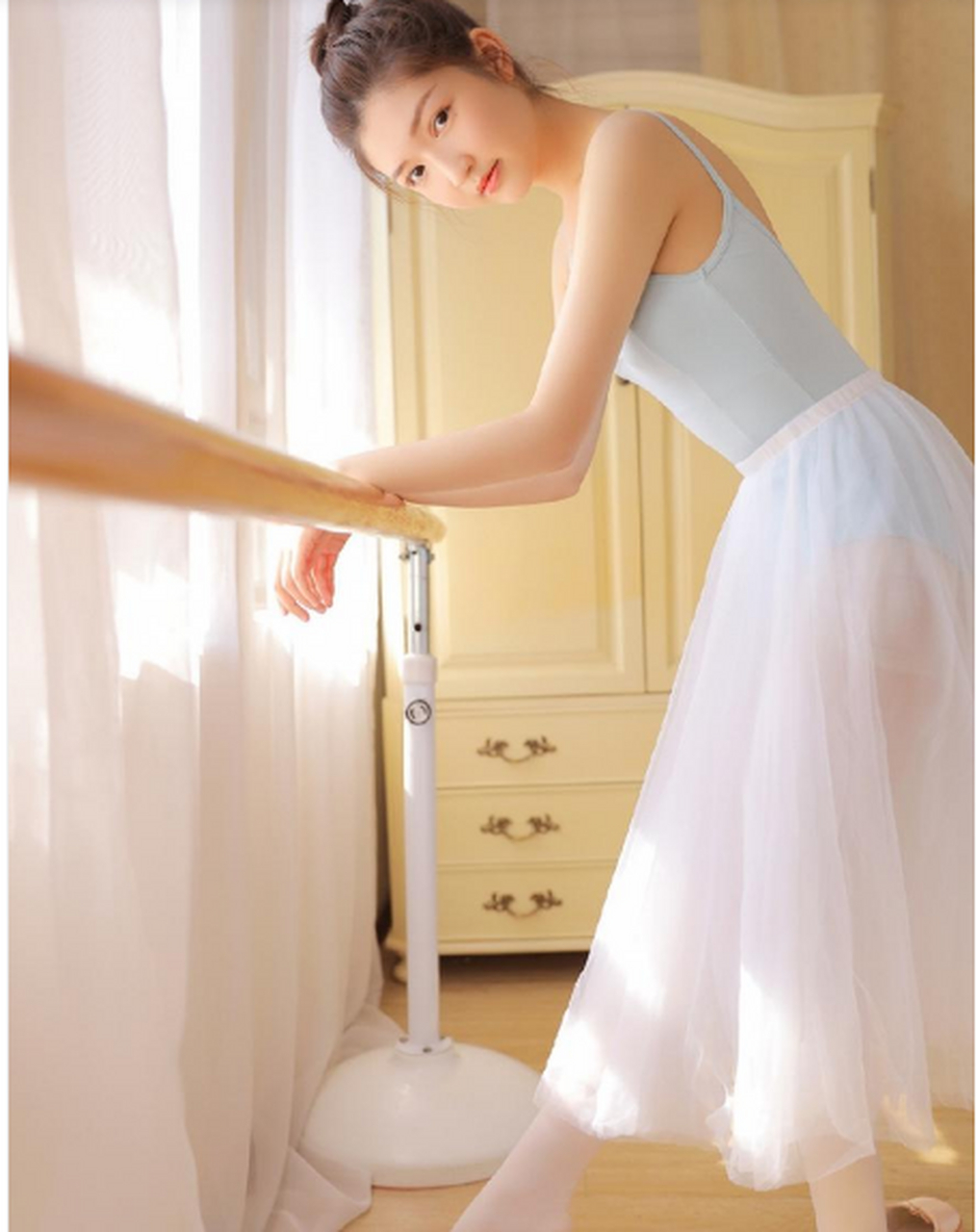 芭蕾舞蹈美女 姿态优美 吊带纱裙唯美迷人#吊带# #夏日最爱吊带裙