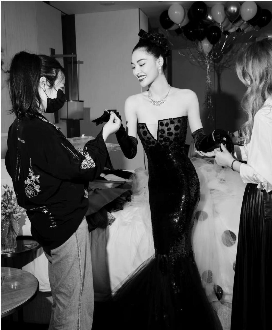 2021时尚芭莎慈善夜红毯,女星高清生图vs精修图,谁是"照骗"一目了然.