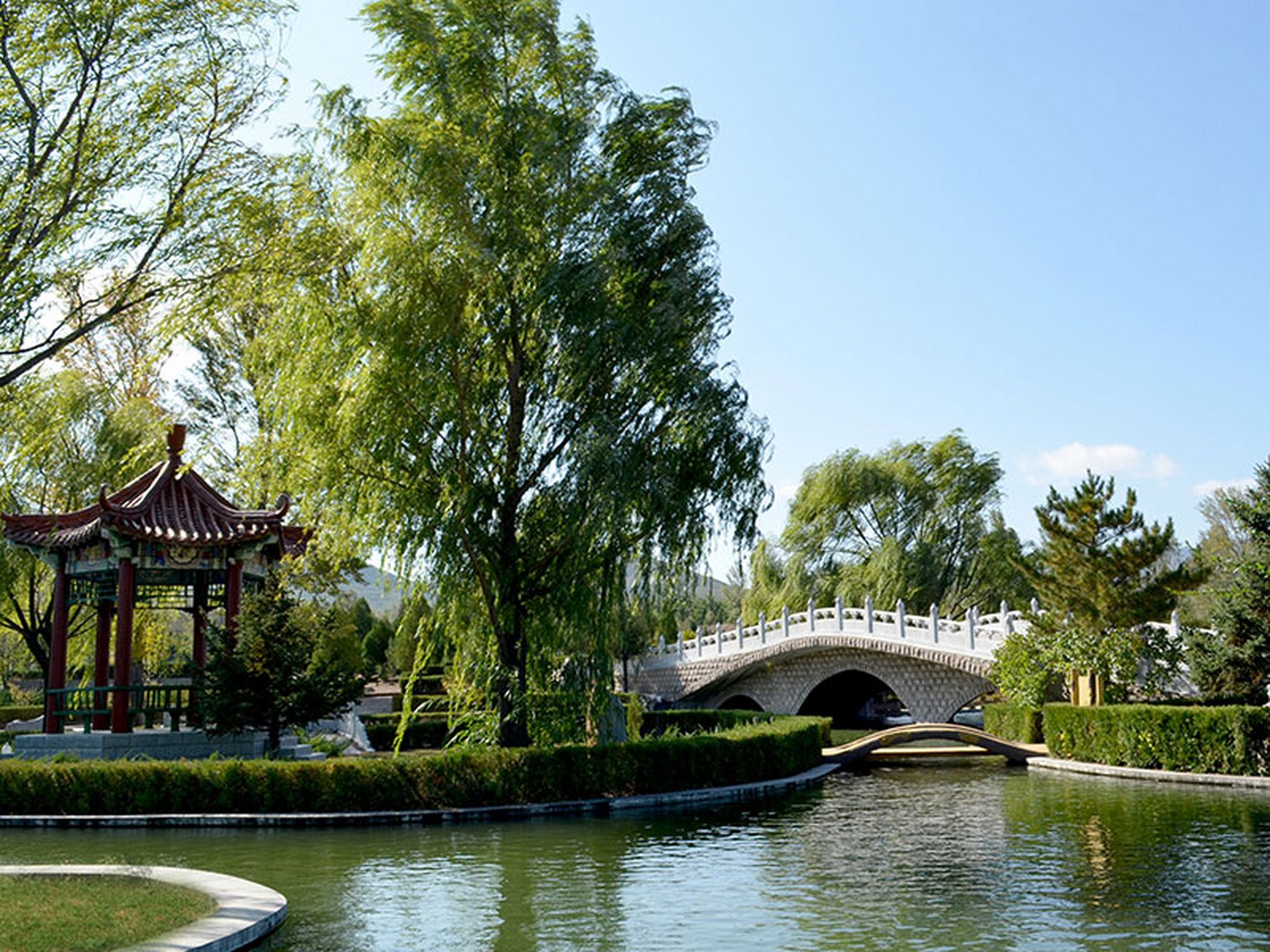中华永久陵园东邻八达岭长城,野生动物园等著名风景区,如果不赶时间