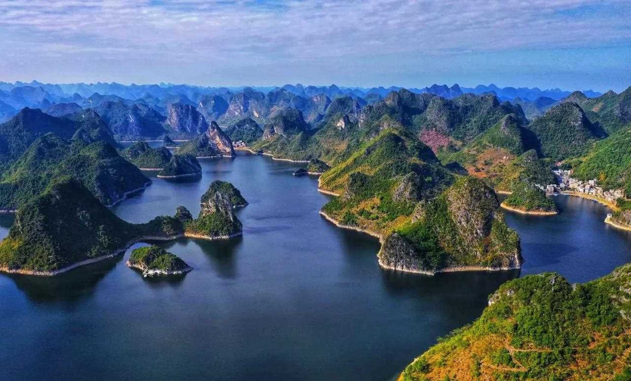 南宁大龙湖景区由大龙湖和大龙洞两部分组成,有14个天然小岛,湖面碧水