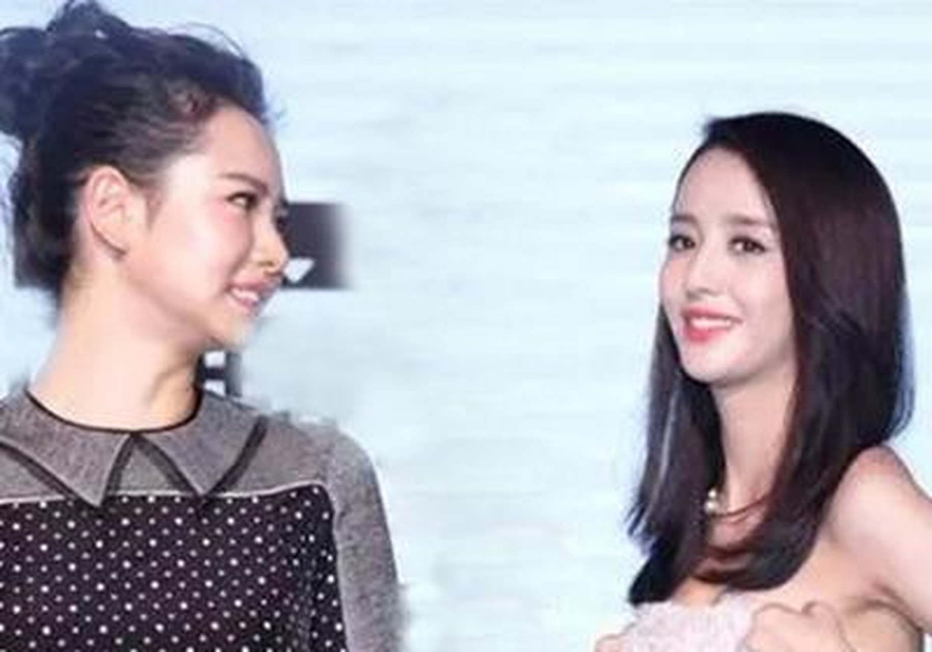 佟丽娅太宠爱戚薇了,和戚薇一起出席活动,当众整理衣服,生怕抢尽了