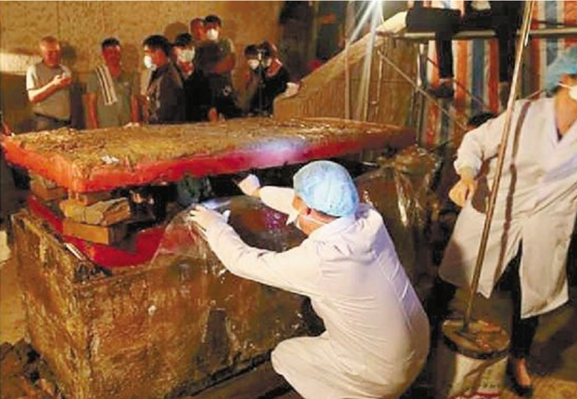 赵匡胤后代坟墓被挖,30世孙拿族谱阻止 考古人员闻讯后也立刻赶赴现场