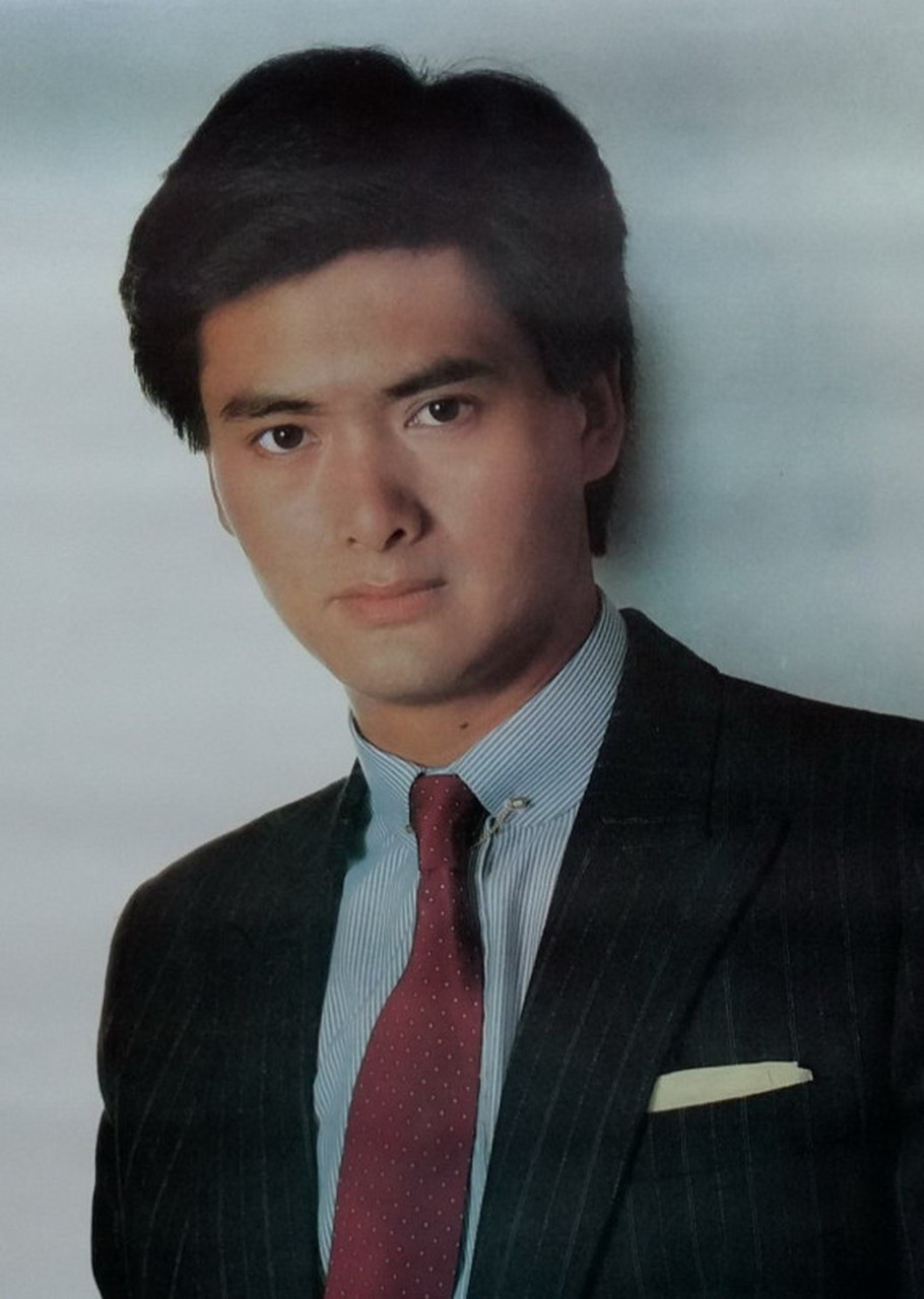 1988年的挂历上处于颜值巅峰期的男神周润发,女神朱琳  1988年,六人