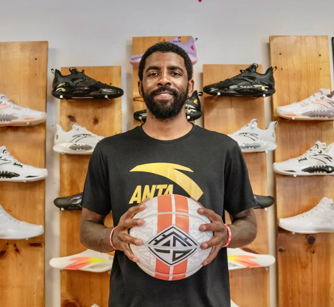 安踏表示与欧文将开启全新的商业合作模式,并为欧文打造专属个人产品