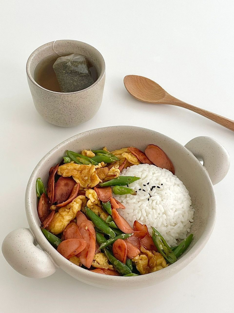 懒人盖饭青椒火腿肠炒鸡蛋盖饭 15分钟快手菜来啦,简单好吃 食材:鸡蛋