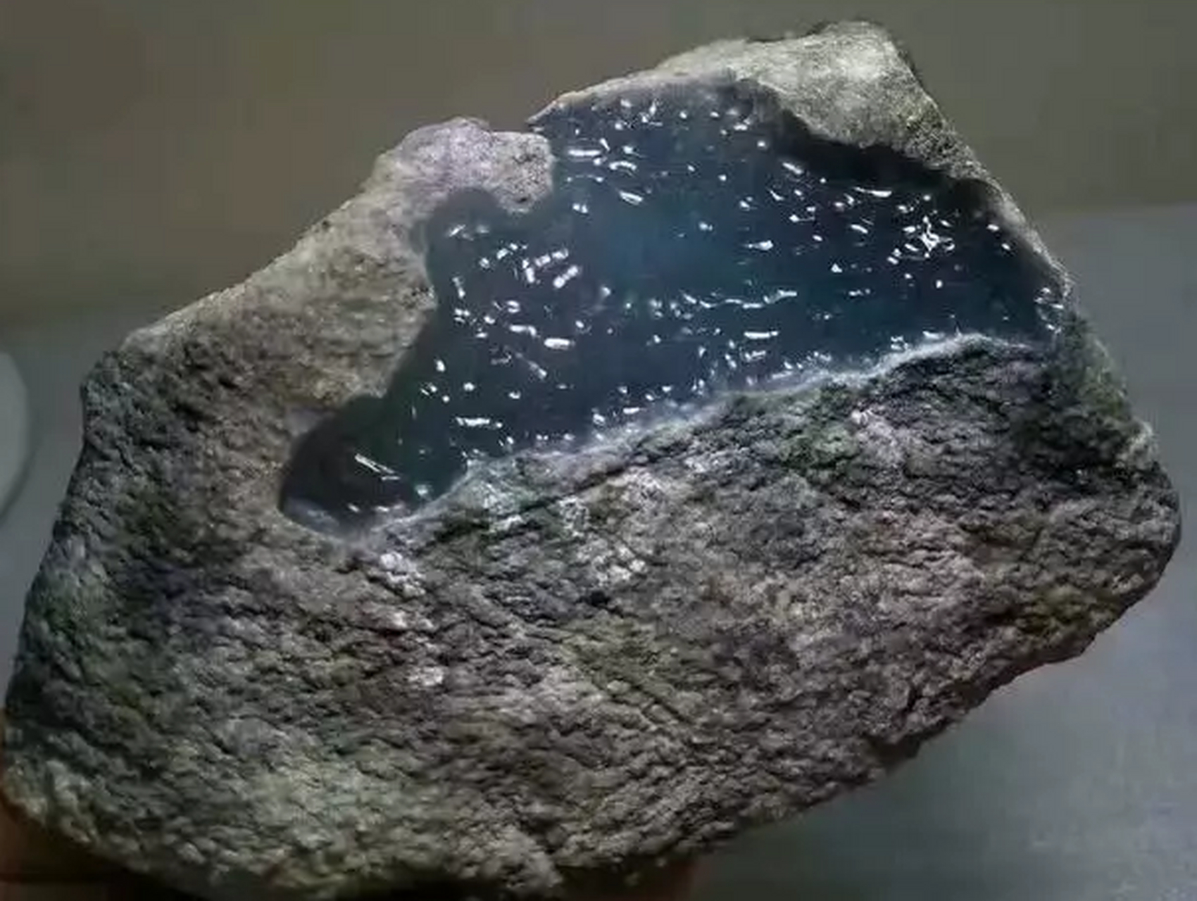 翡翠原石的白雾 #翡翠原石# 白雾象征这玉质底子干净,肉质细腻,基本能